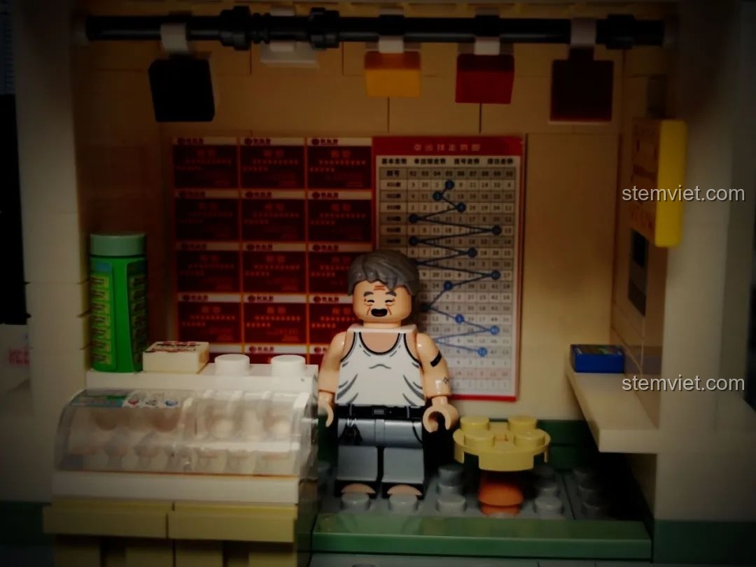 Minifigure Ông chủ Cẩm đứng trong tiệm xổ số Vận May của mô hình Wekki 516954.