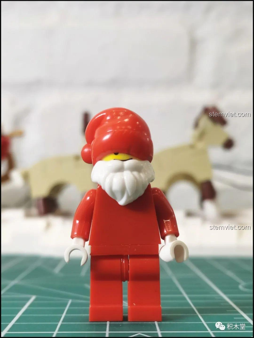 Cận cảnh minifigure Ông già Noel trong bộ Mould King 10015, với trang phục đỏ và bộ râu trắng đặc trưng.