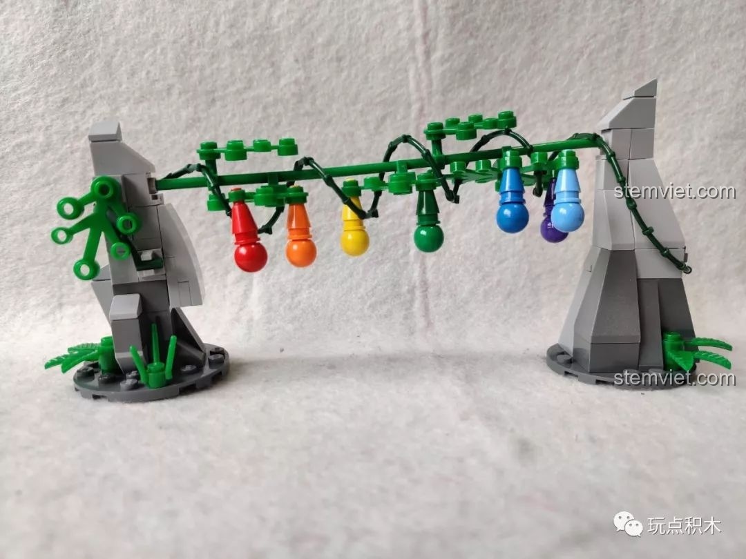 Minifigure Ông Nội trong bộ lắp ráp Hồ Lô Huynh Đệ Enlighten 2503, nhìn từ phía sau.