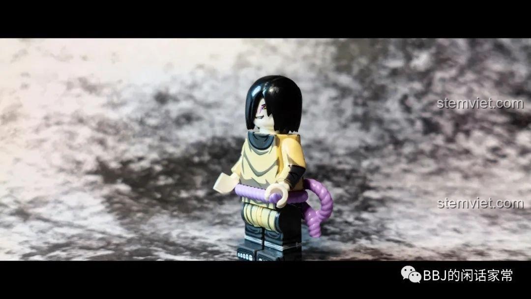 Minifigure Orochimaru WM6108 nhìn từ góc nghiêng, khoe chi tiết trang phục và phụ kiện.