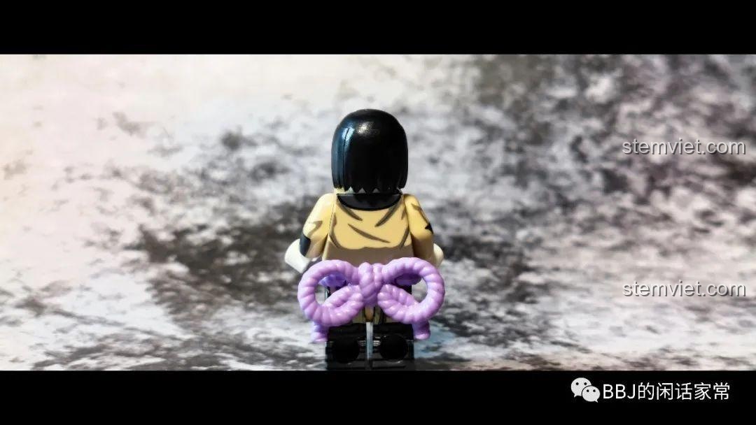 Mặt sau của minifigure Orochimaru WM6108, nổi bật với phụ kiện dây thừng màu tím.
