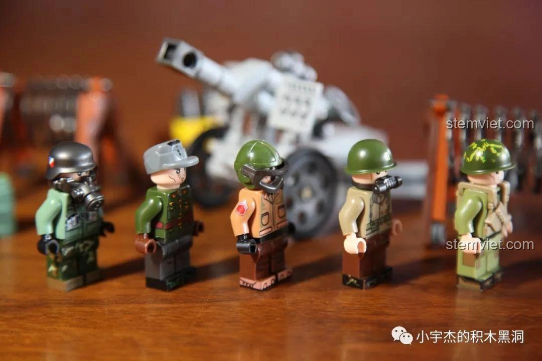 Góc nhìn nghiêng của các minifigure Panlos Brick 631007, thể hiện chi tiết in ấn trên trang phục.