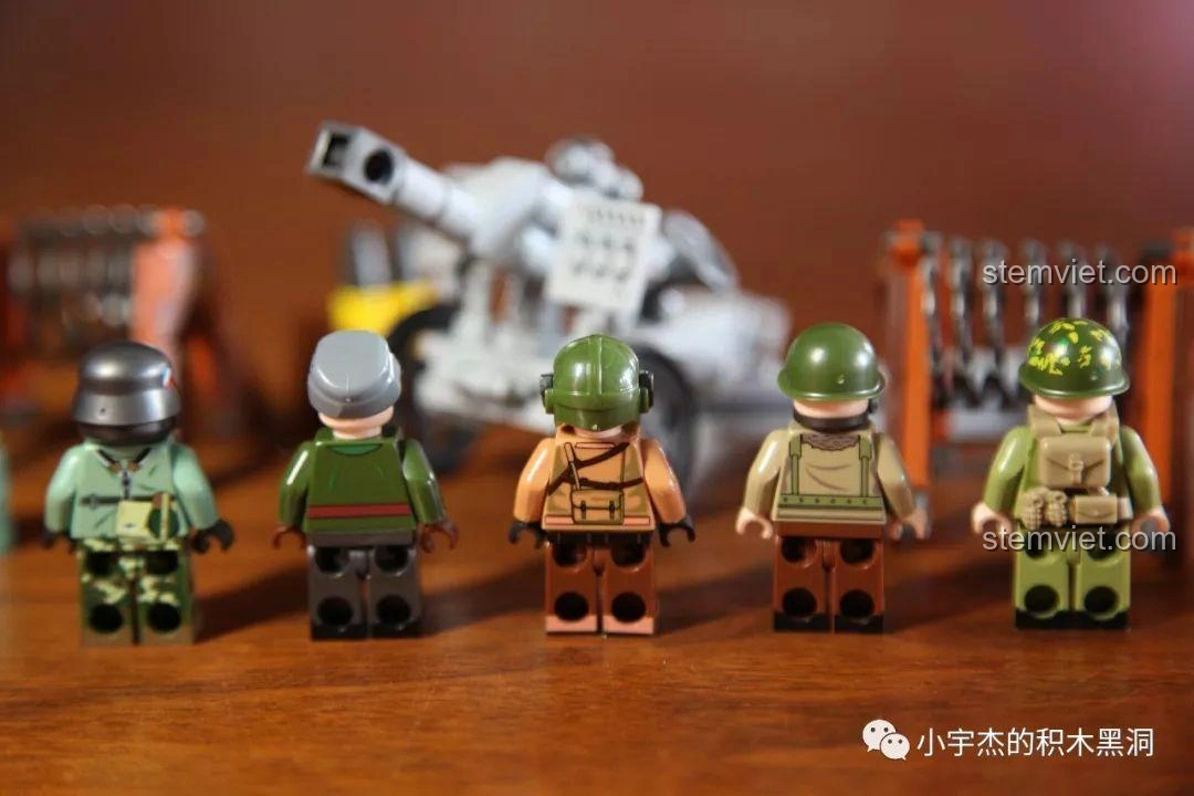 Mặt sau của các minifigure Panlos Brick 631007, cho thấy chi tiết in ấn trên lưng và chân.