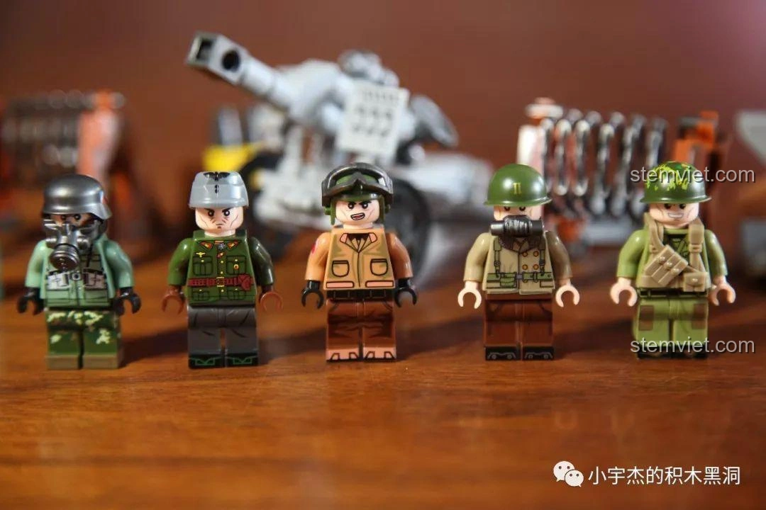 Năm minifigure lính quân sự từ bộ Panlos Brick 631007, với trang phục và mặt nạ phòng độc.