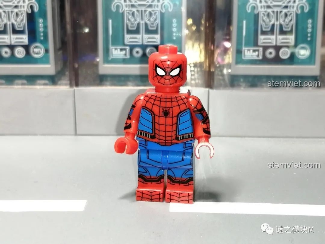 Minifigure Peni Parker từ bộ lắp ráp Sách Người Nhện SY1461, mặt sau.
