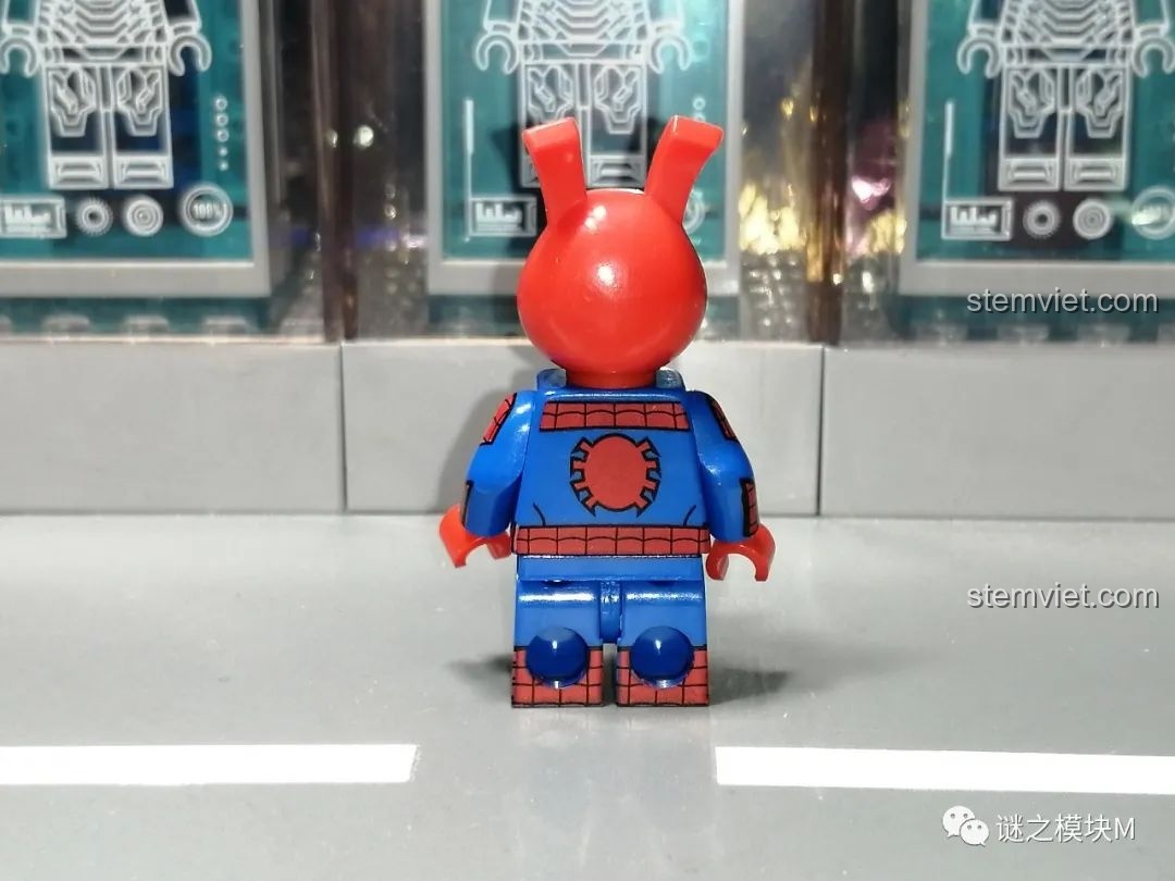 Minifigure Peni Parker từ bộ lắp ráp Sách Người Nhện SY1461, mặt trước, với trang phục học sinh và biểu cảm dễ thương.