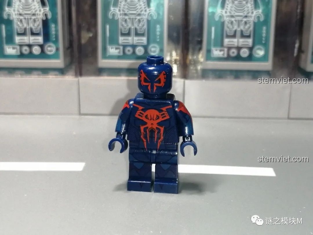 Minifigure Peni Parker, cô bé phi công robot từ Spider-Verse, một nhân vật độc đáo trong bộ SY1461.