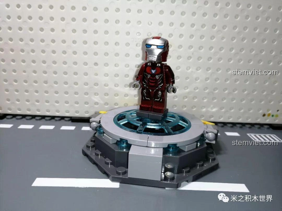 Minifigure Pepper Potts dùng MK50 trên đế trưng bày, giáp đỏ bạc, biểu tượng của Rescue Armor.