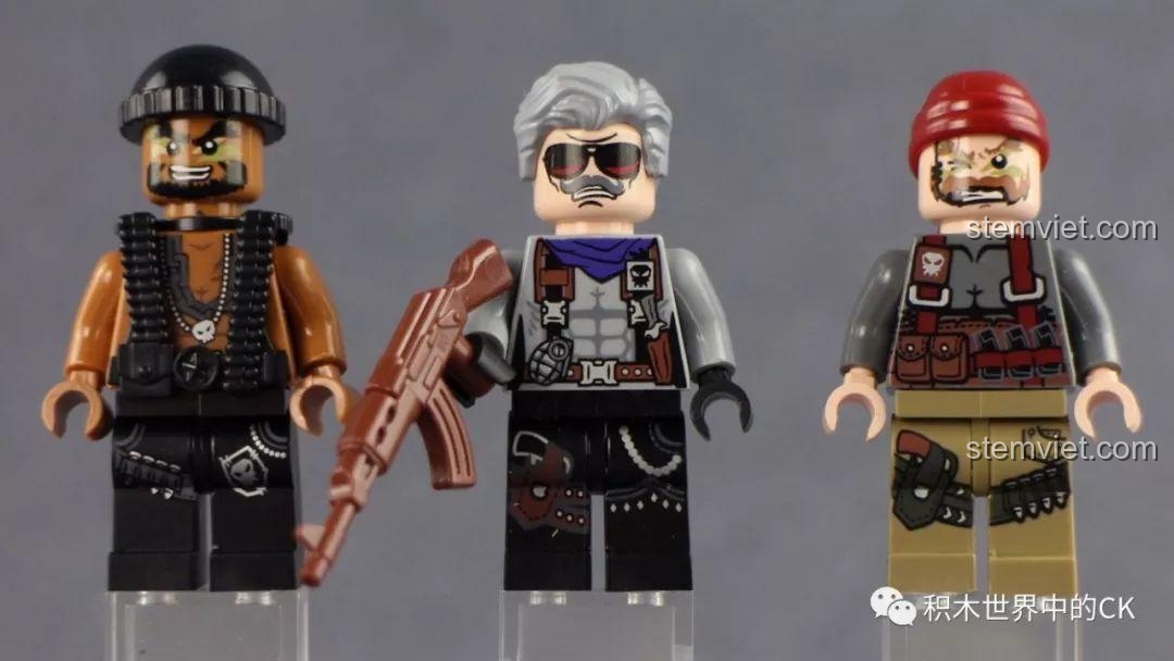 Mặt sau của các nhân vật phản diện trong bộ lắp ráp Qman 3209 Xe Bọc Thép Tấn Công ThunderMission.