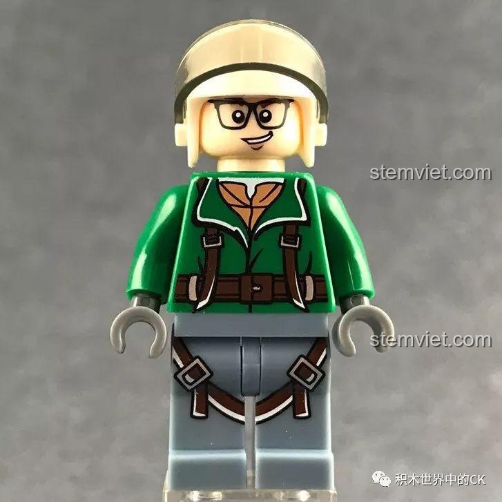 Cận cảnh minifigure phi công Anh Kiệt trong bộ SEMBO 603013 với áo khoác xanh và mũ bảo hiểm.