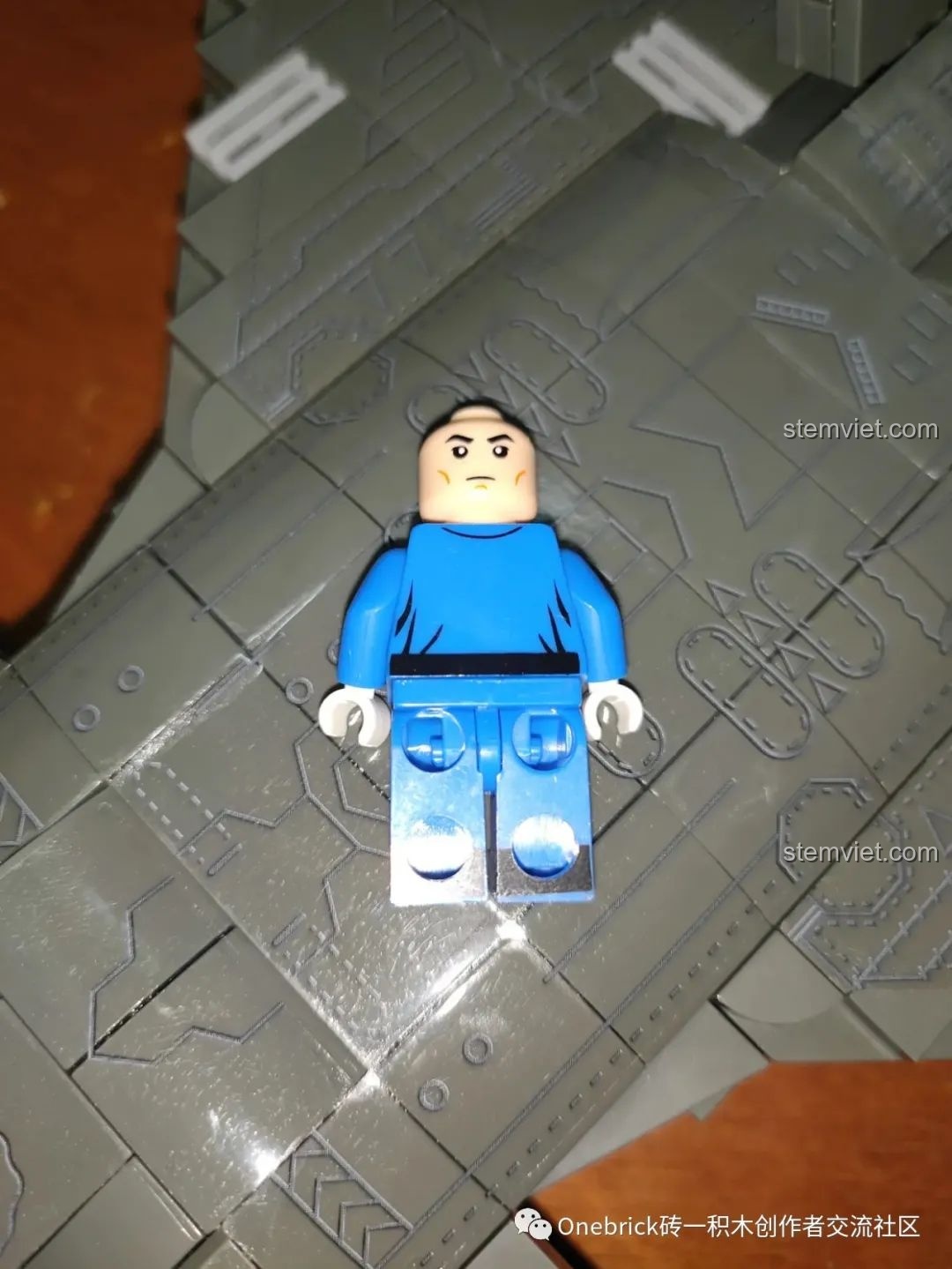 Minifigure phi công của bộ CAYI 2254 với biểu cảm mặt cười, trang phục được in chi tiết.