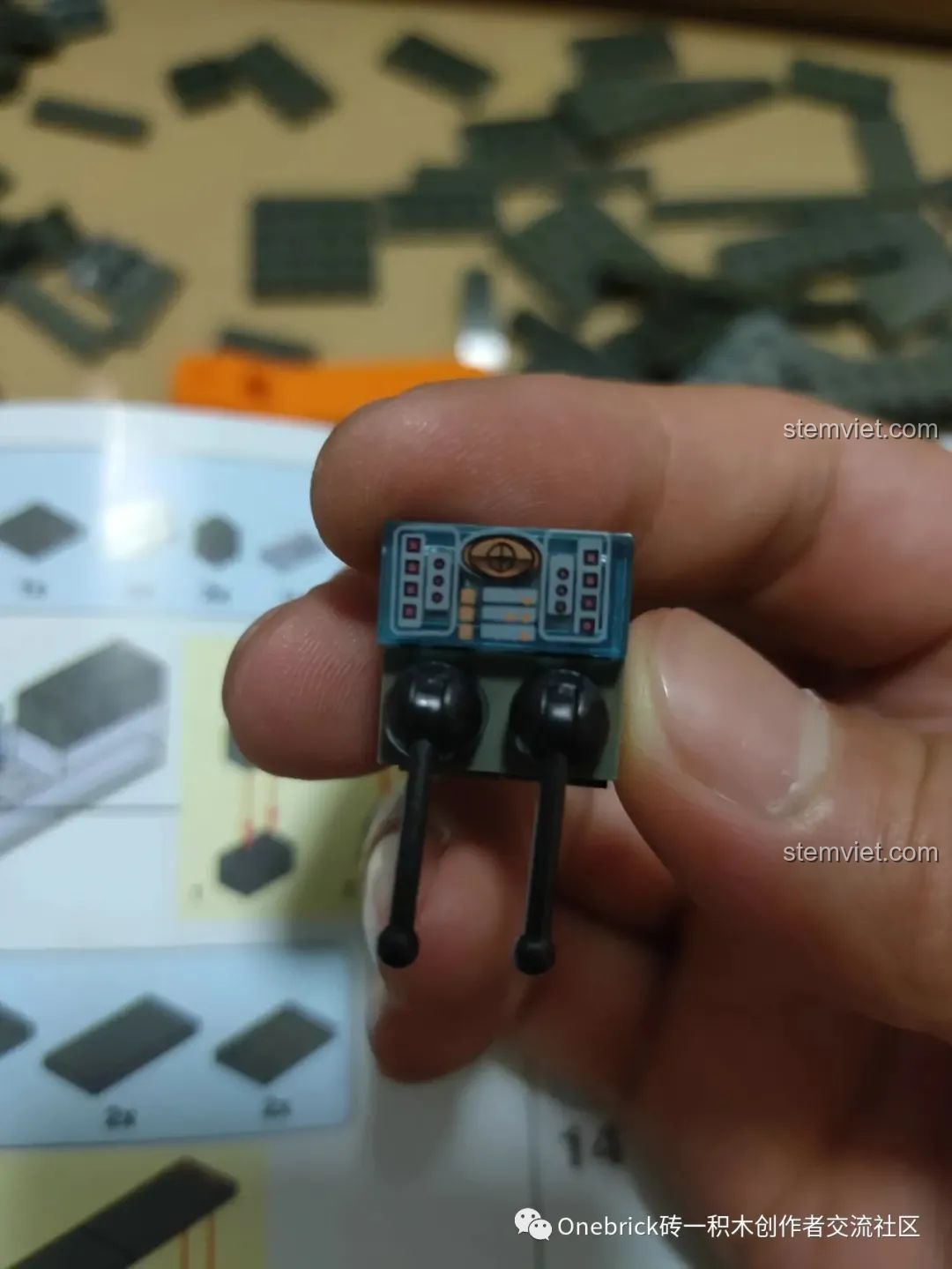 Minifigure phi công của bộ CAYI 2254 với biểu cảm mặt nghiêm túc, thể hiện sự tập trung.