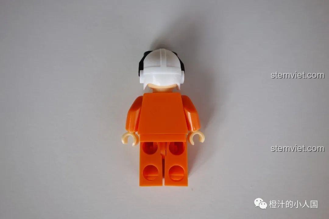 Mặt sau của minifigure lính cứu hỏa phi công trong bộ CAYI 2603, thiết kế trơn không có chi tiết in.