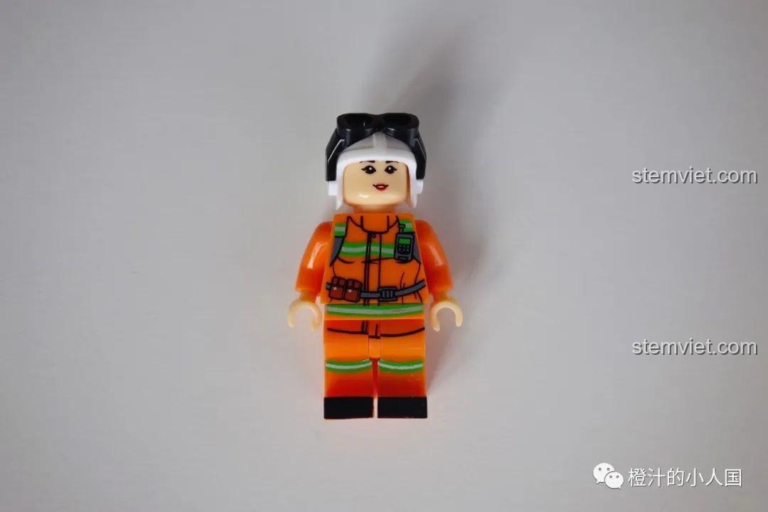 Cận cảnh minifigure lính cứu hỏa phi công trong bộ CAYI 2603, mặt trước được in chi tiết sắc nét.