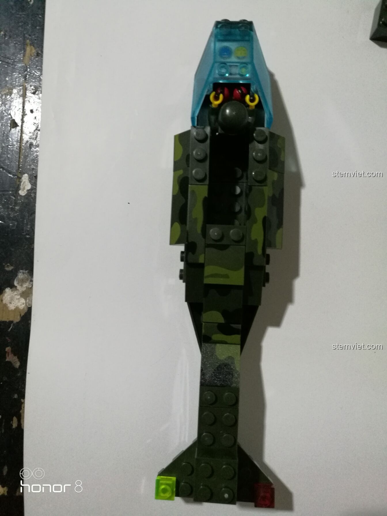 Minifigure phi công được đặt vào trong khoang lái của máy bay chiến đấu Phantom, bộ đồ chơi lắp ghép Enlighten 0275.