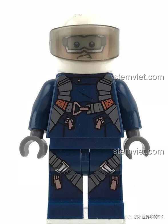 Minifigure phi công của bộ Sembo SD9510 với mặt nạ và biểu cảm ngạc nhiên, trang phục chi tiết.