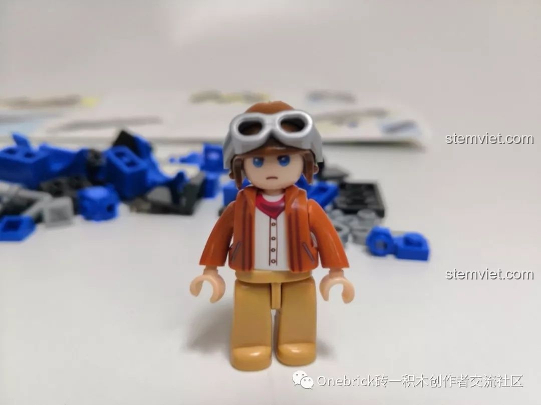 Minifigure phi công đi kèm trong bộ lắp ráp Sluban M38-B0706A, với mũ và kính phi công cực chất.