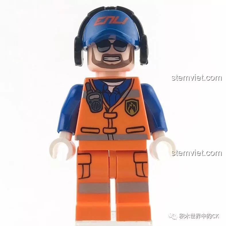 Cận cảnh minifigure phi công Wei Hao trong bộ QMAN 2806 với áo cam, mũ lưỡi trai và tai nghe.