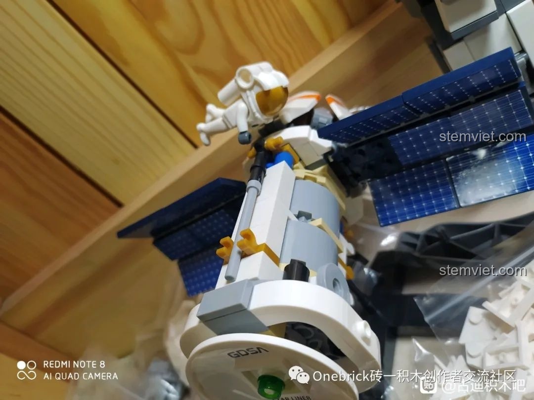 Minifigure phi hành gia đi kèm trong bộ GUDI 10801, một nhân vật quan trọng cho các kịch bản chơi của bé.