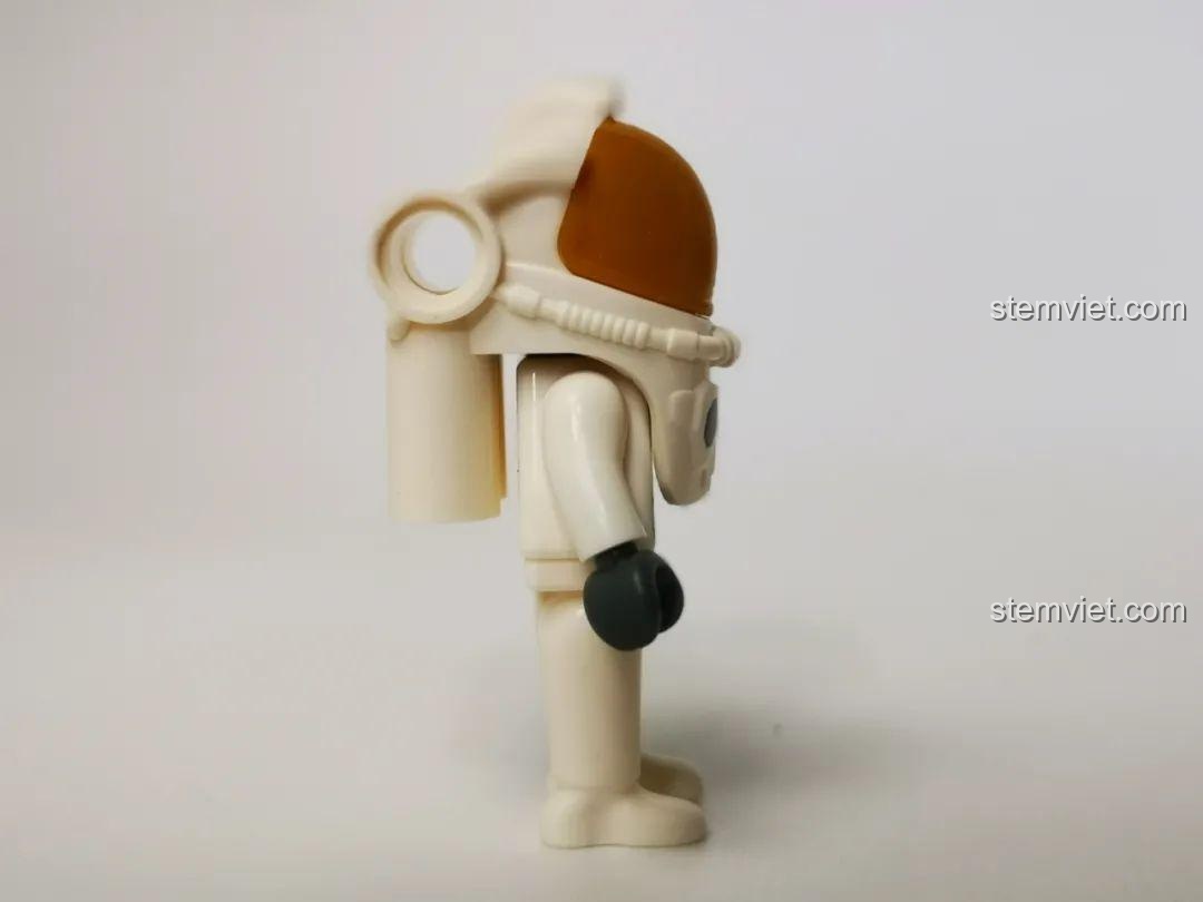 Minifigure phi hành gia GUDI 10804 nhìn từ bên cạnh, cho thấy chi tiết bình dưỡng khí và các bộ phận trên bộ đồ.