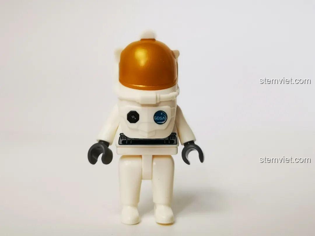 Cận cảnh minifigure phi hành gia trong bộ lắp ráp GUDI 10804, trang phục màu trắng với mũ bảo hiểm màu vàng đồng.