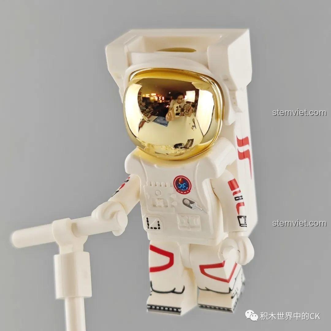 Cận cảnh minifigure phi hành gia của bộ K10210 với mũ bảo hiểm mạ vàng và các chi tiết in sắc nét.