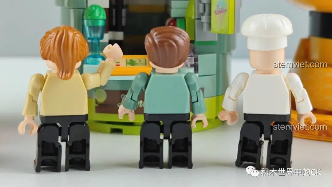 Mặt sau của ba nhân vật minifigure từ bộ lắp ghép Phố Ẩm Thực Zhe Gao, chi tiết trang phục.