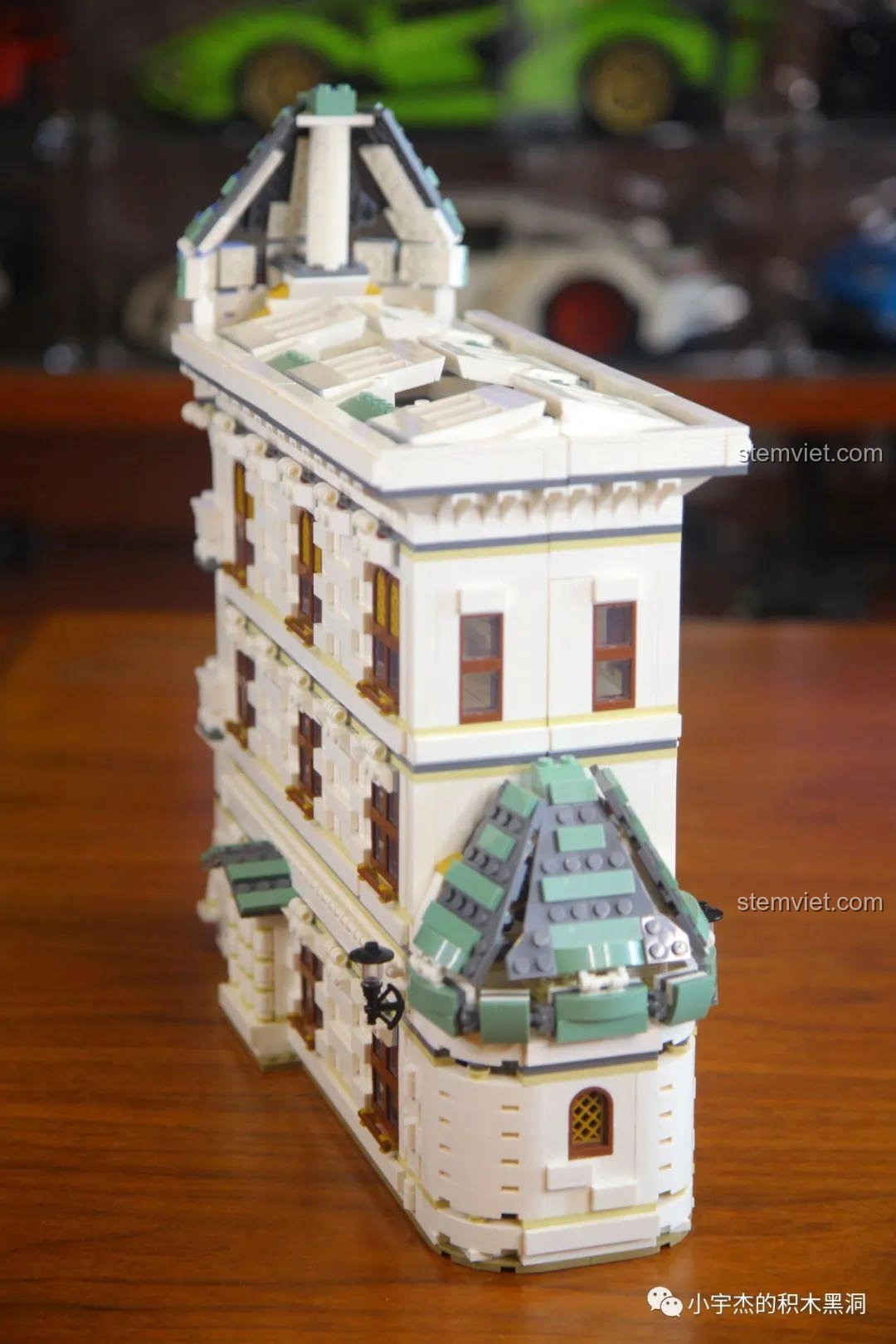 Toàn bộ nhân vật minifigure từ phía sau của bộ MORK 032101 Ngân hàng Gringotts, trang phục chi tiết.