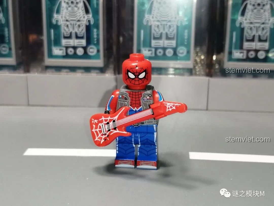 Minifigure Punk Spider-Man cầm đàn guitar, một thiết kế độc đáo trong bộ sưu tập Sách Người Nhện SY1461.