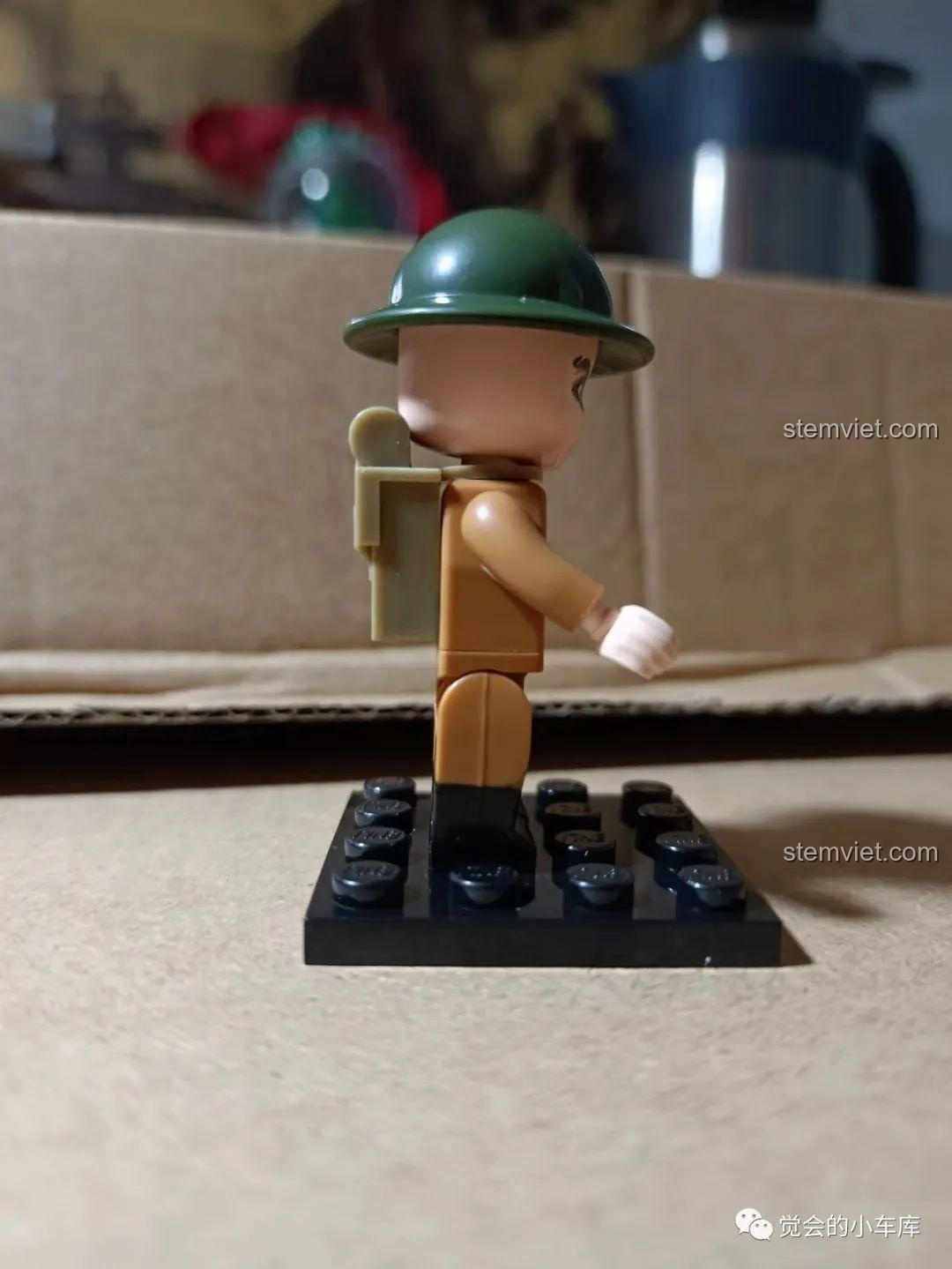 Minifigure lính Anh QMAN 21023 khi đeo ba lô, có một chút cấn nhẹ với phần đầu.