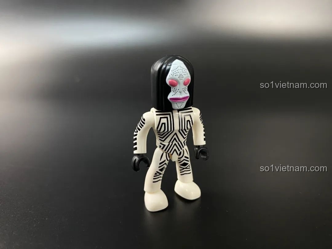 Minifigure Quái Nhân Ba Mặt Dada đi kèm bộ Qman 75050, với các họa tiết sọc đen trắng đặc trưng.