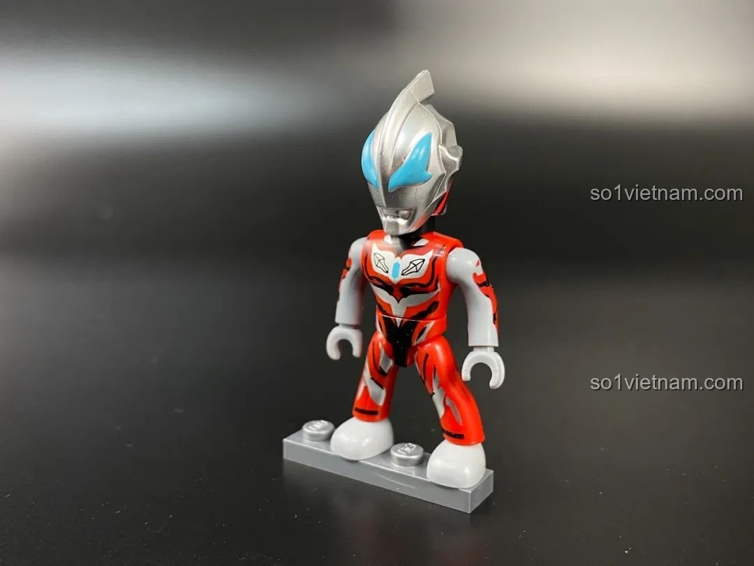 Minifigure Ultraman Geed Primitive đi kèm bộ Qman 75047, đứng trên một đế nhỏ, chi tiết in sắc nét.