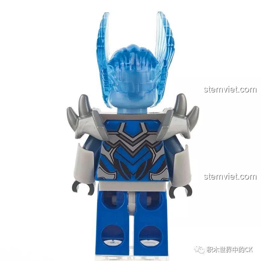 Mặt sau của minifigure Quan Vũ, thể hiện chi tiết giáp và mũ chiến đấu.