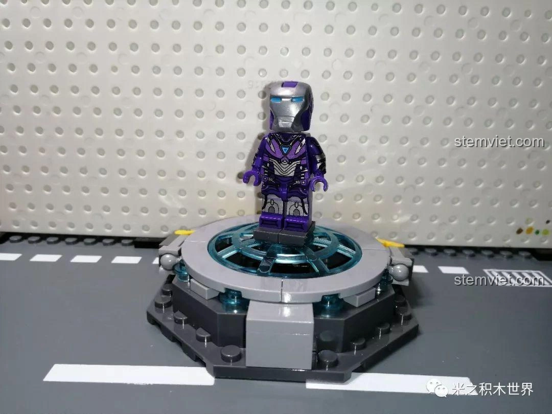 Minifigure Rescue Armor trên đế trưng bày, giáp tím và bạc, biểu tượng của sự cứu hộ và bảo vệ.