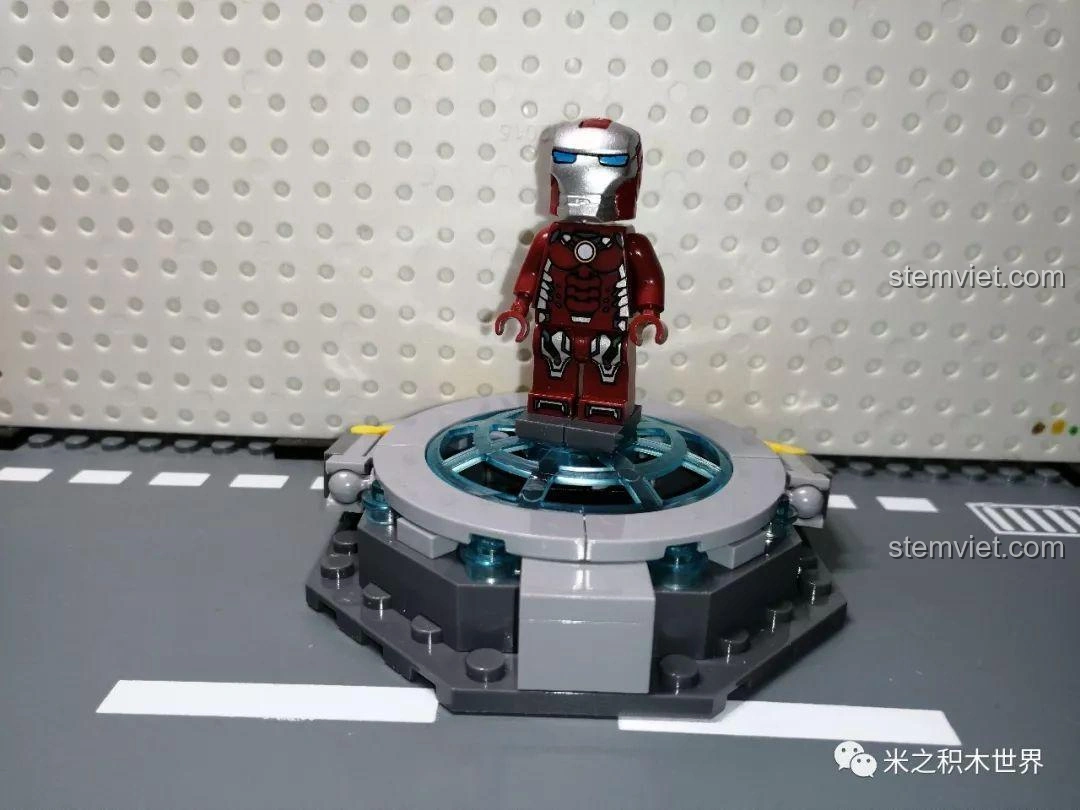 Minifigure Rescue Armor phiên bản truyện tranh trên đế trưng bày, giáp đỏ bạc với chi tiết xanh, một thiết kế độc đáo.