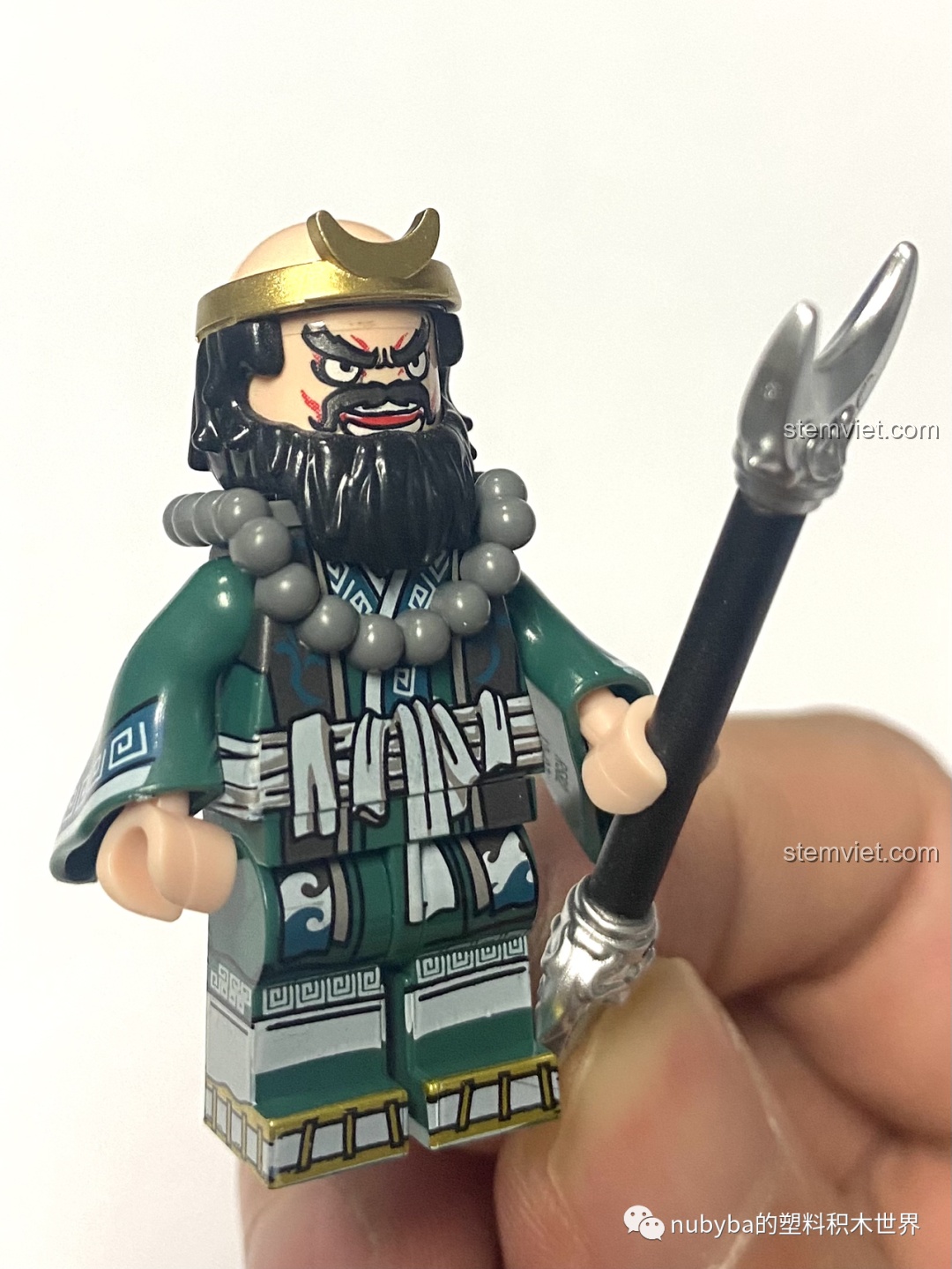 Minifigure Sa Tăng sau khi lắp ráp hoàn chỉnh, cầm vũ khí Nguyệt Nha Sạn với biểu cảm khuôn mặt dữ tợn và mạnh mẽ.