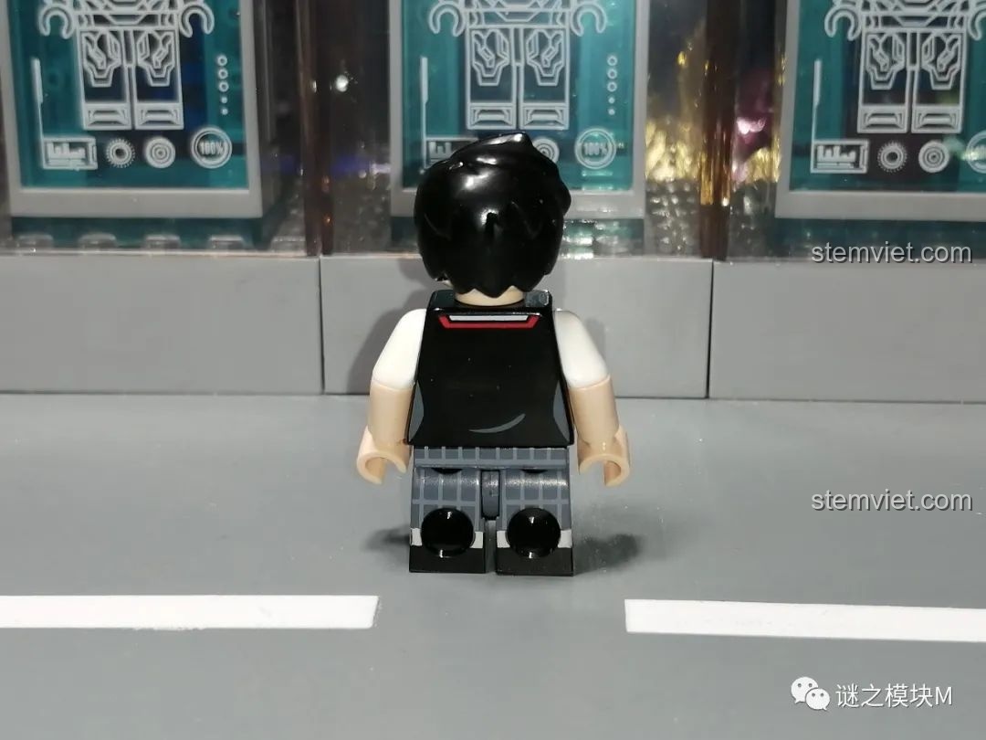 Minifigure Scarlet Spider từ bộ lắp ráp Sách Người Nhện SY1461, góc nhìn mặt bên.