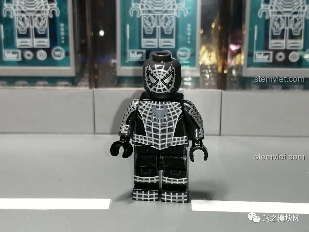 Minifigure Scarlet Spider từ bộ lắp ráp Sách Người Nhện SY1461, mặt sau.