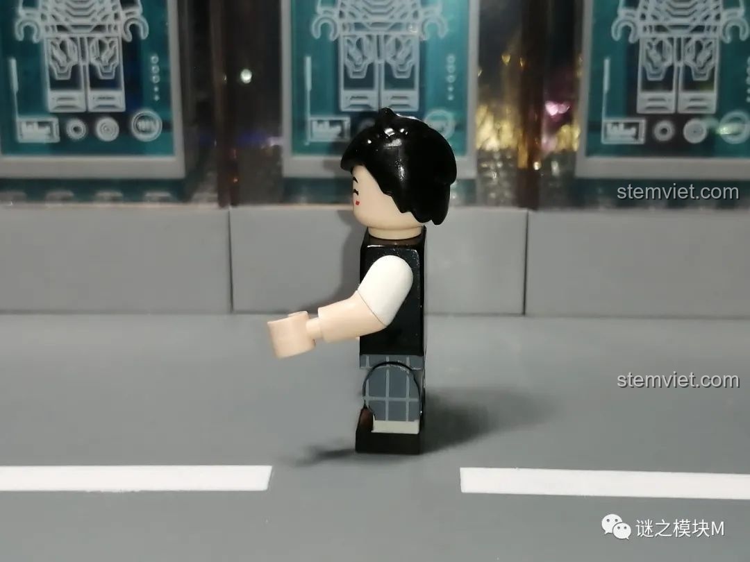 Minifigure Scarlet Spider từ bộ lắp ráp Sách Người Nhện SY1461, mặt trước, với áo hoodie xanh và biểu tượng nhện đen.