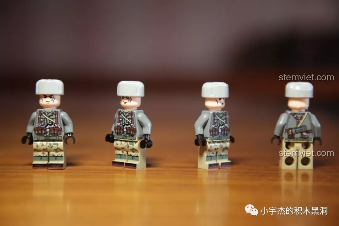 Minifigure sau khi đội mũ mùa đông, sẵn sàng cho các kịch bản chơi trong môi trường tuyết giá.