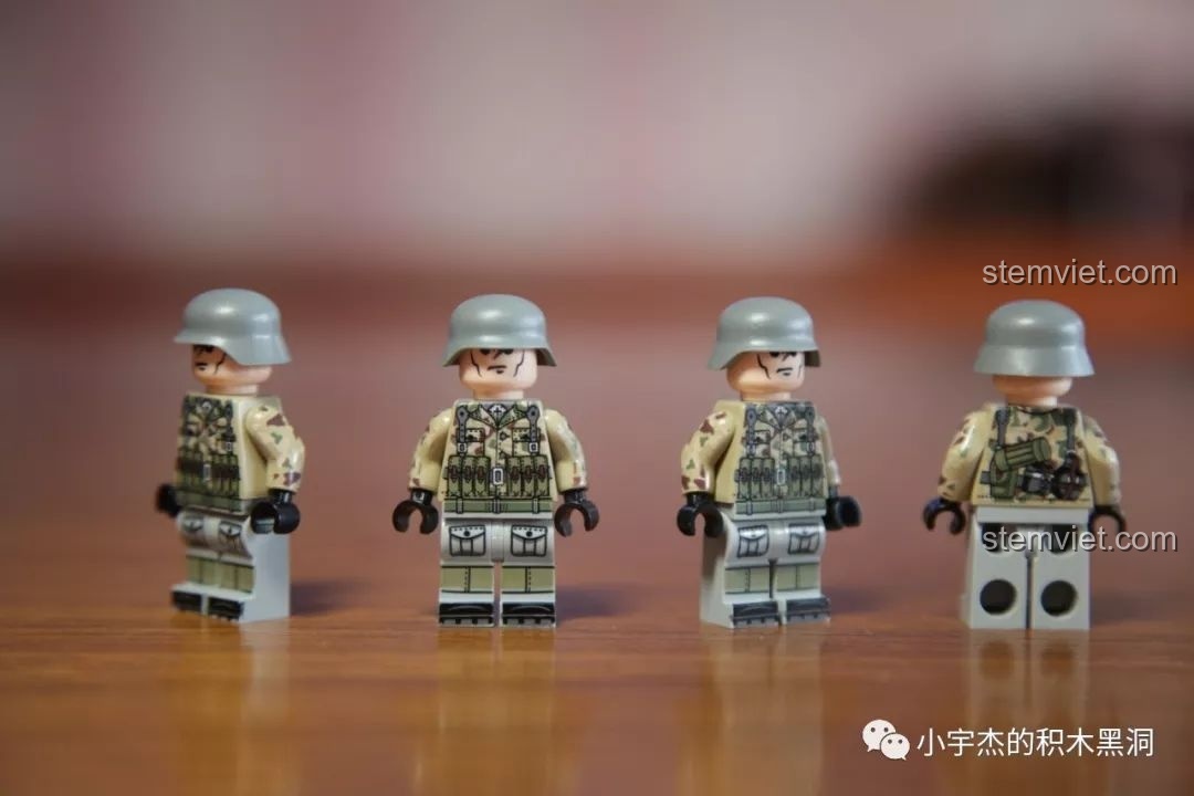 Minifigure lính Đức sau khi đội mũ sắt, phần mũ che mất mắt do lỗi in khuôn mặt bị lệch.