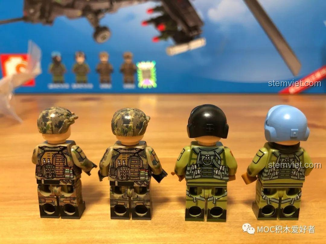 Mặt sau của các minifigure từ bộ Sembo 202119 Trực thăng tấn công Z-10, cho thấy chi tiết in ấn chất lượng.