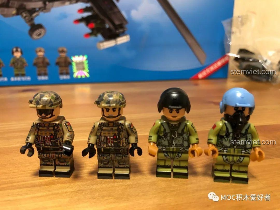 Bốn minifigure phi công và lính dù với chi tiết in ấn tinh xảo, đi kèm bộ đồ chơi Sembo 202119 Trực thăng tấn công Z-10.