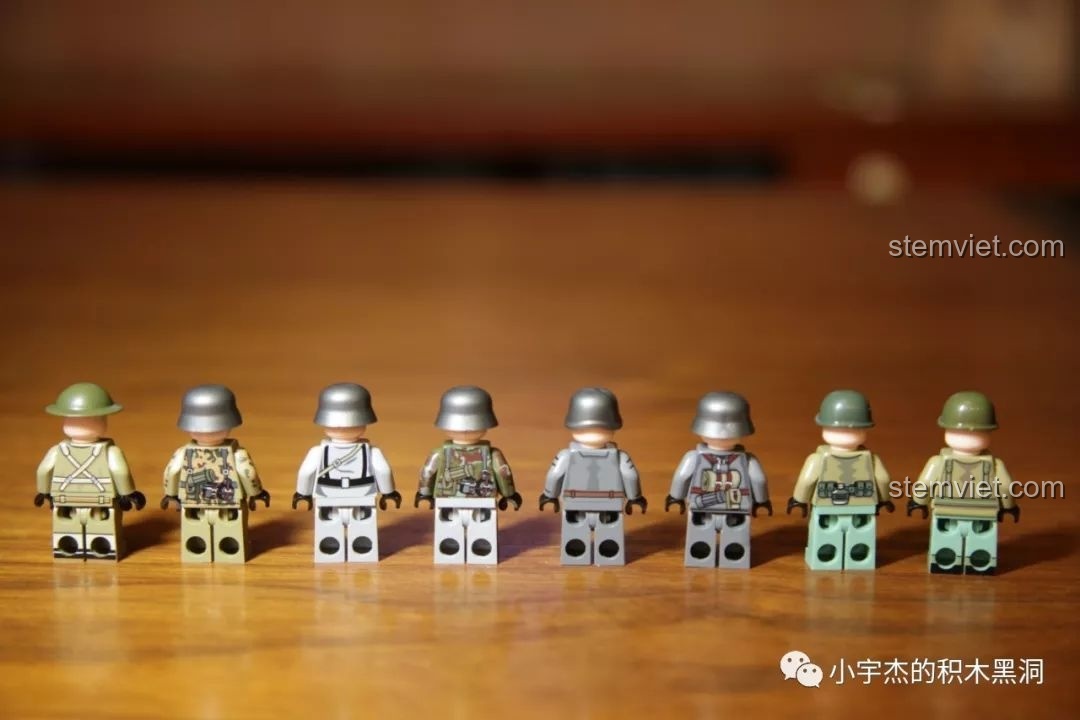 Cận cảnh các minifigure SEMBO có chi tiết in trên cánh tay, một chi tiết cao cấp thường thấy ở các bộ đắt tiền.