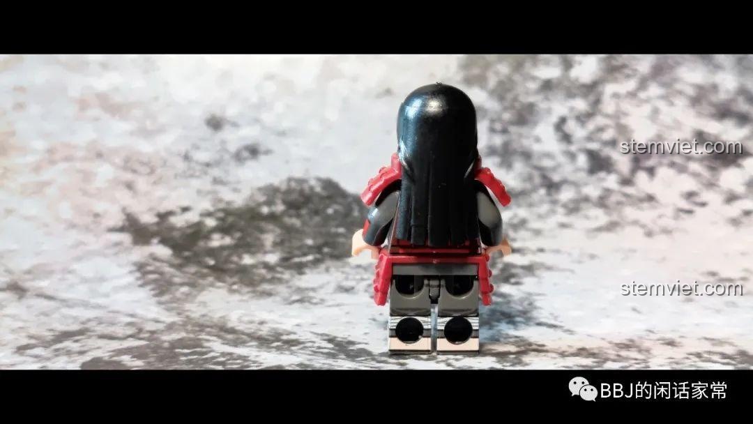 Mặt sau của minifigure Senju Hashirama WM6108, cho thấy chi tiết bộ giáp và mái tóc dài.