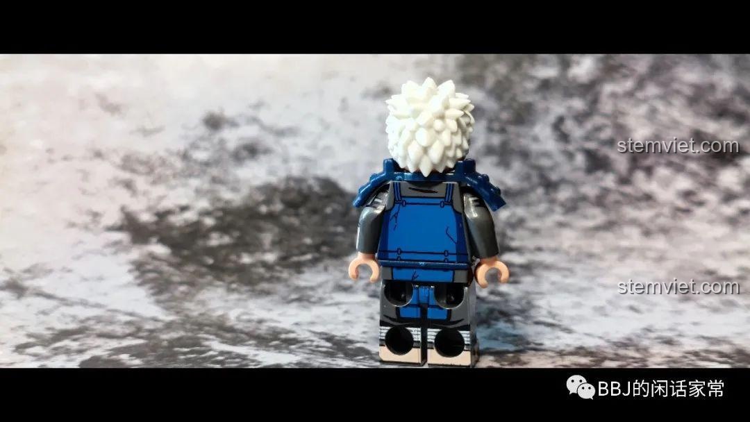 Mặt sau của minifigure Senju Tobirama WM6108, nổi bật với mái tóc trắng và giáp xanh.