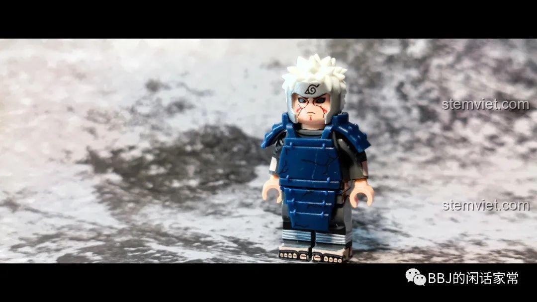Toàn thân minifigure Senju Tobirama trong bộ giáp xanh từ bộ minifigure sưu tập Naruto WM6108 đáng tiền.