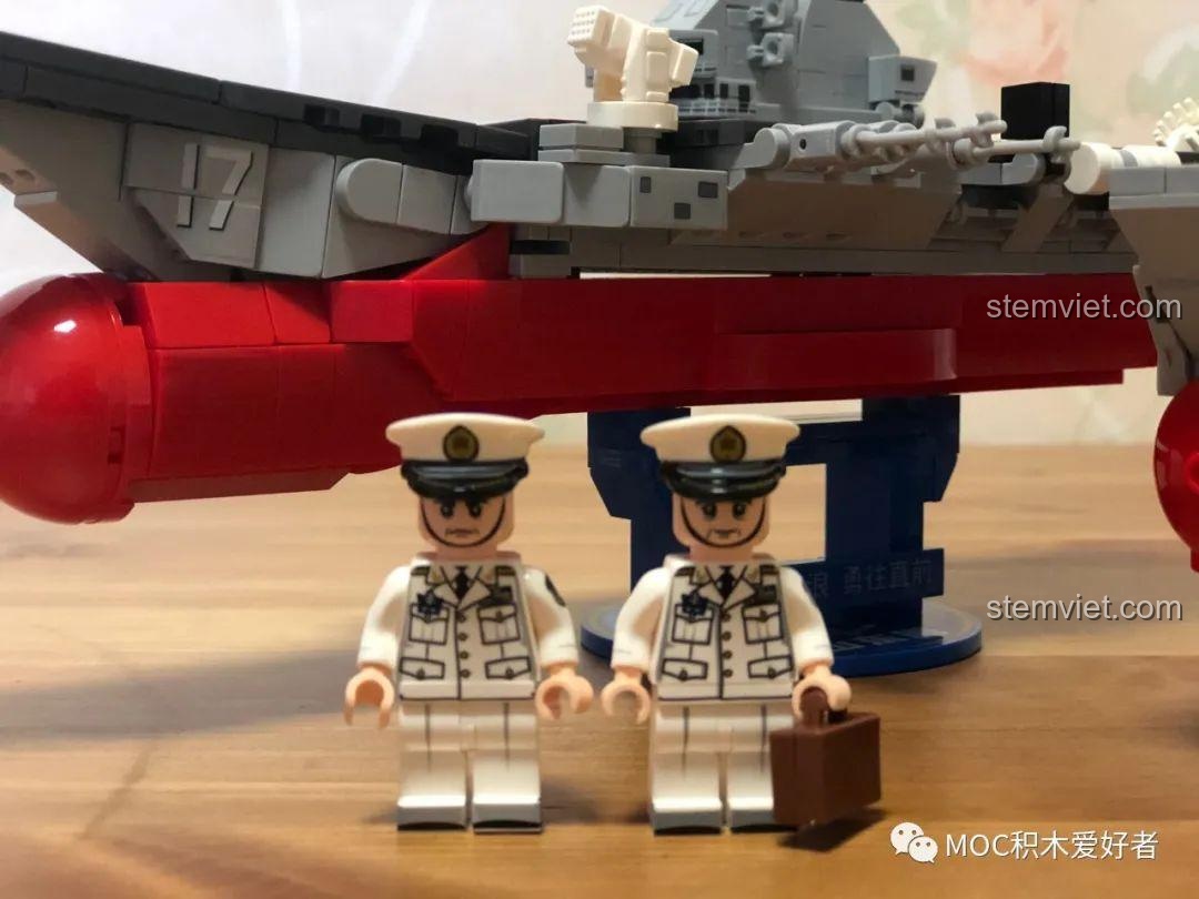 Hai nhân vật minifigure sĩ quan hải quân đi kèm bộ lắp ráp Tàu sân bay Sơn Đông SEMBO 202074.