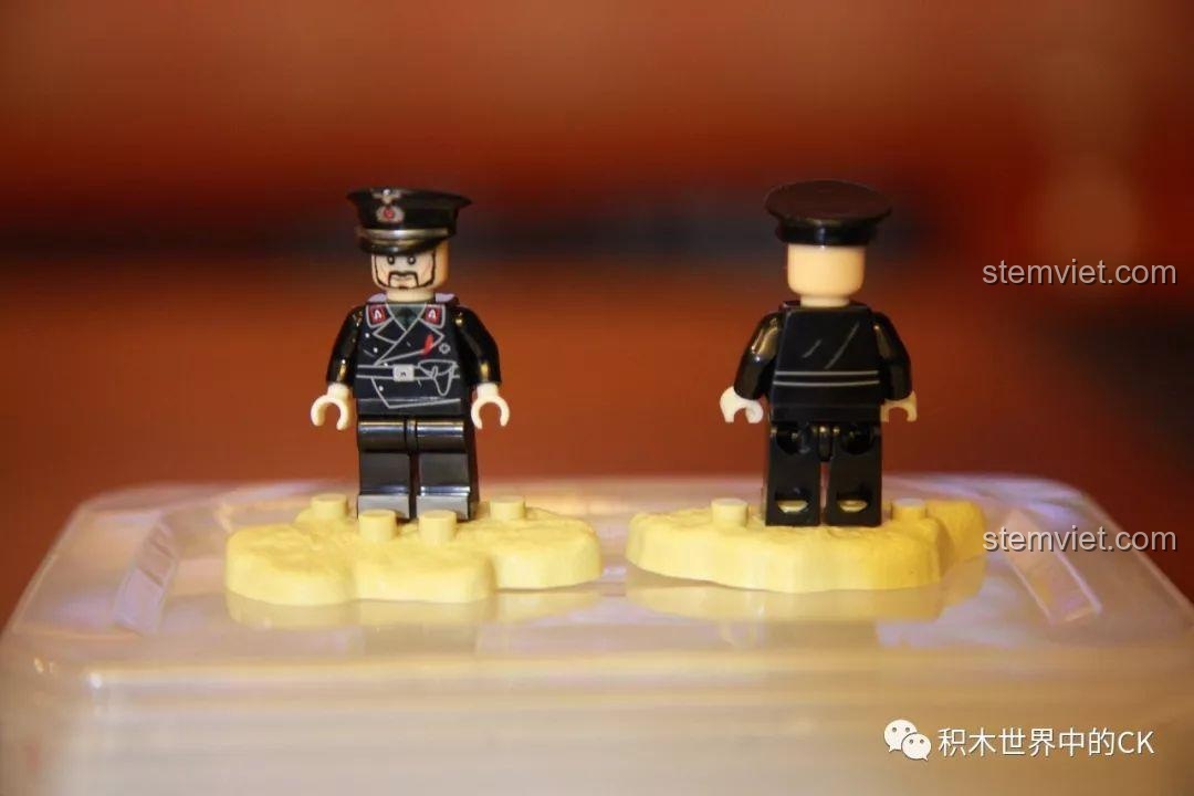 Minifigure Sĩ quan Đức từ bộ Senbao 12572-12579, hiển thị mặt trước và sau với chi tiết in ấn rõ nét, một phần của bộ sưu tập lính Ba Lan.