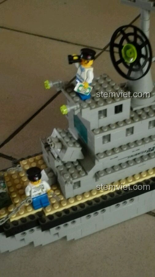 Minifigure sĩ quan trên boong tàu Enlighten 0280 Tàu Khu Trục Quân Sự, cầm ống nhòm